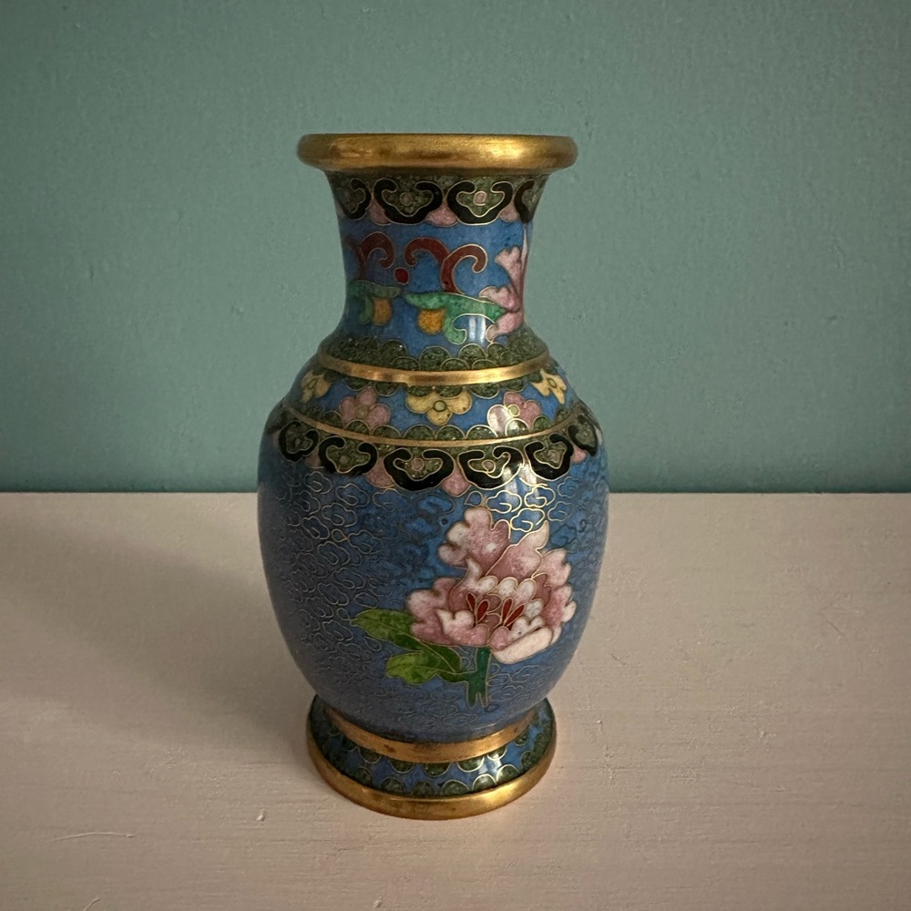 Vintage 90s beautiful small vase with ornate floral detail